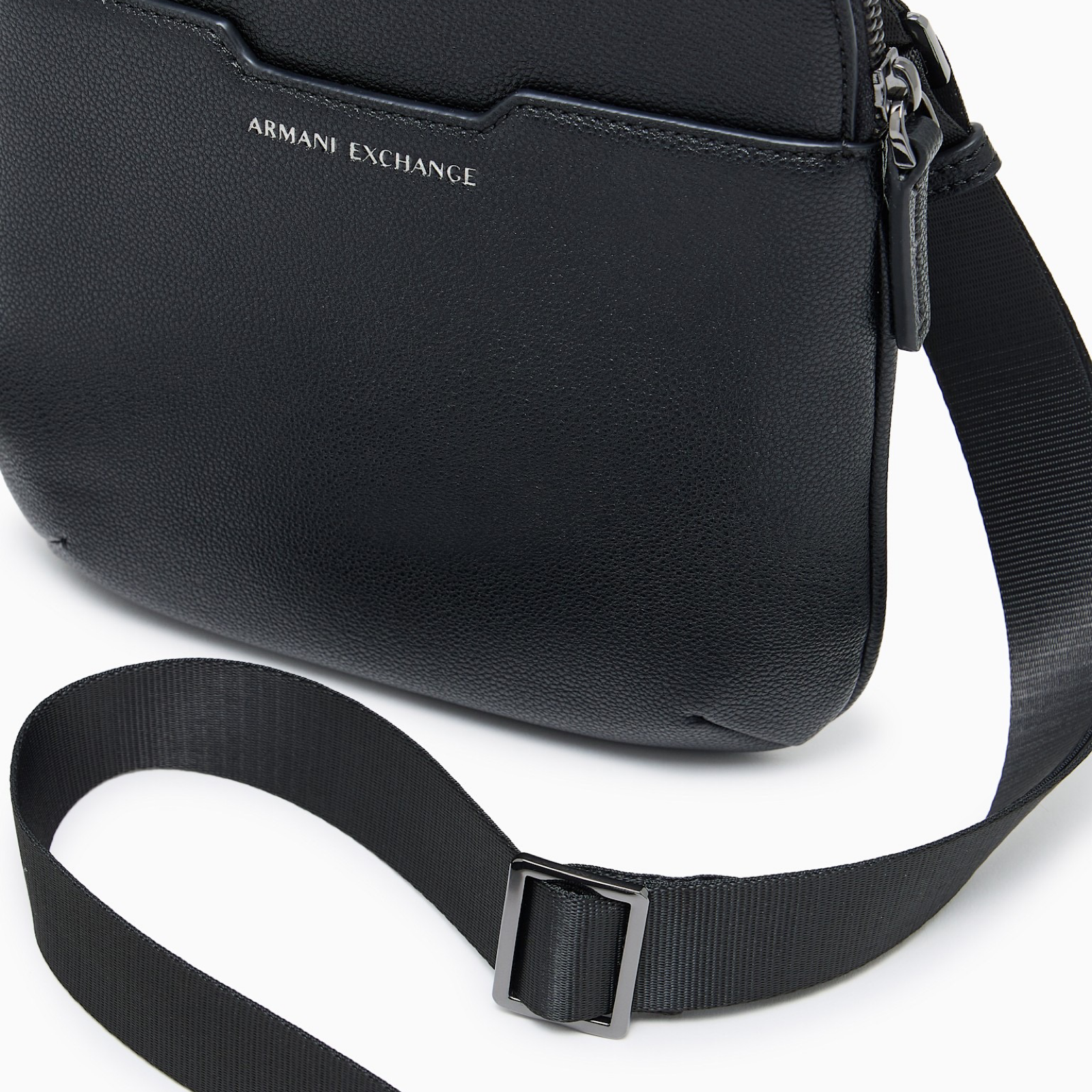 Мъжка чанта Armani Exchange Men Crossbody Bag XM002586 AF22651﻿ UC001 Close-Up