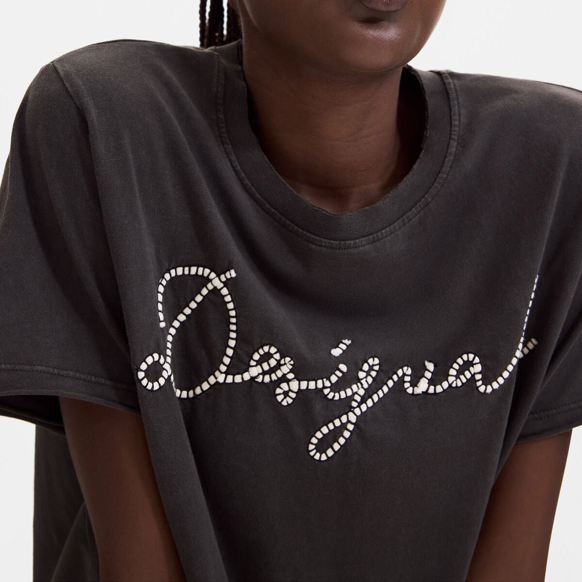 Дамска тениска Desigual women’s T-shirt 26WWTK39 2000 Close-up 