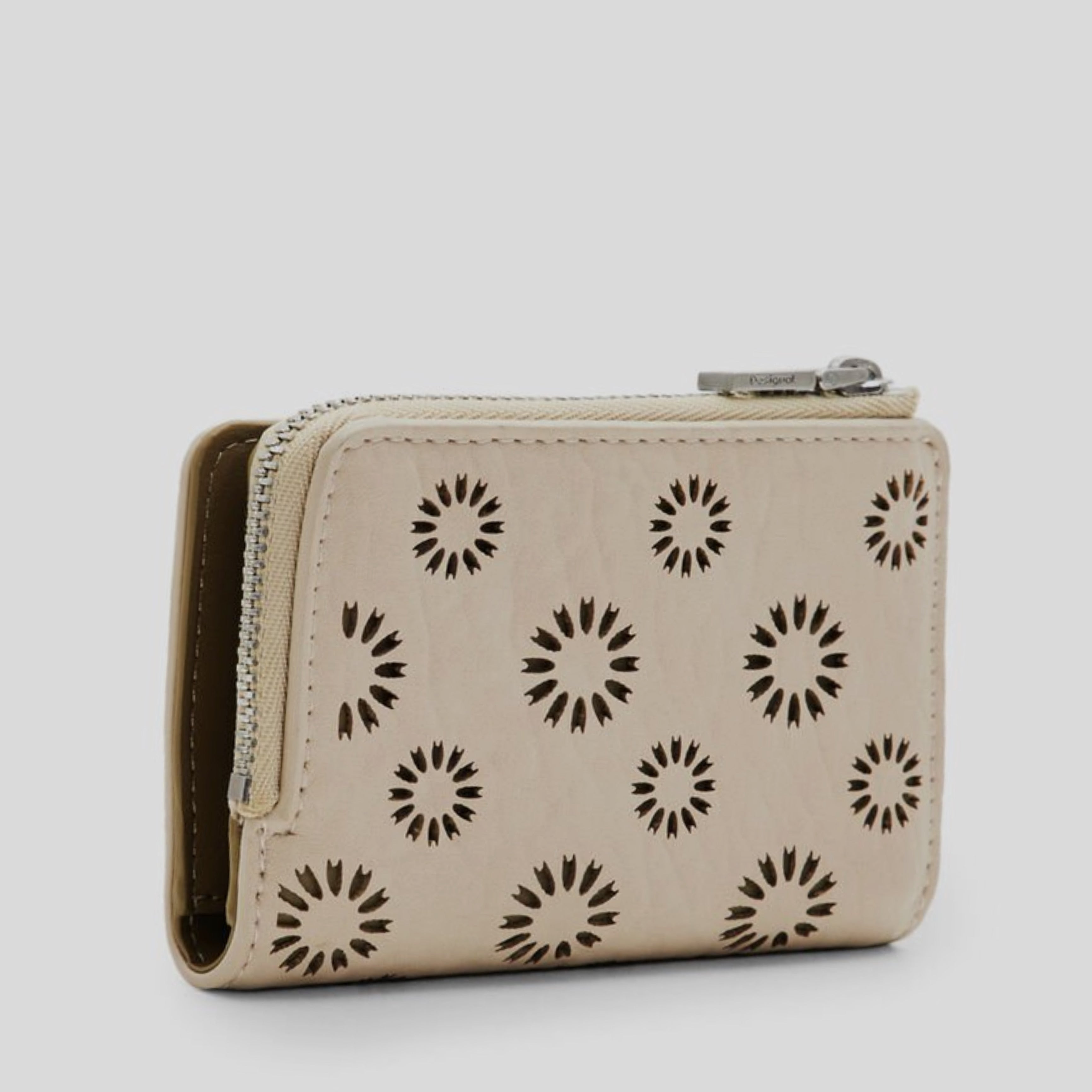 Дамски портфейли в бежово Women’s wallet Desigual 24SAYP04 1008U Beige