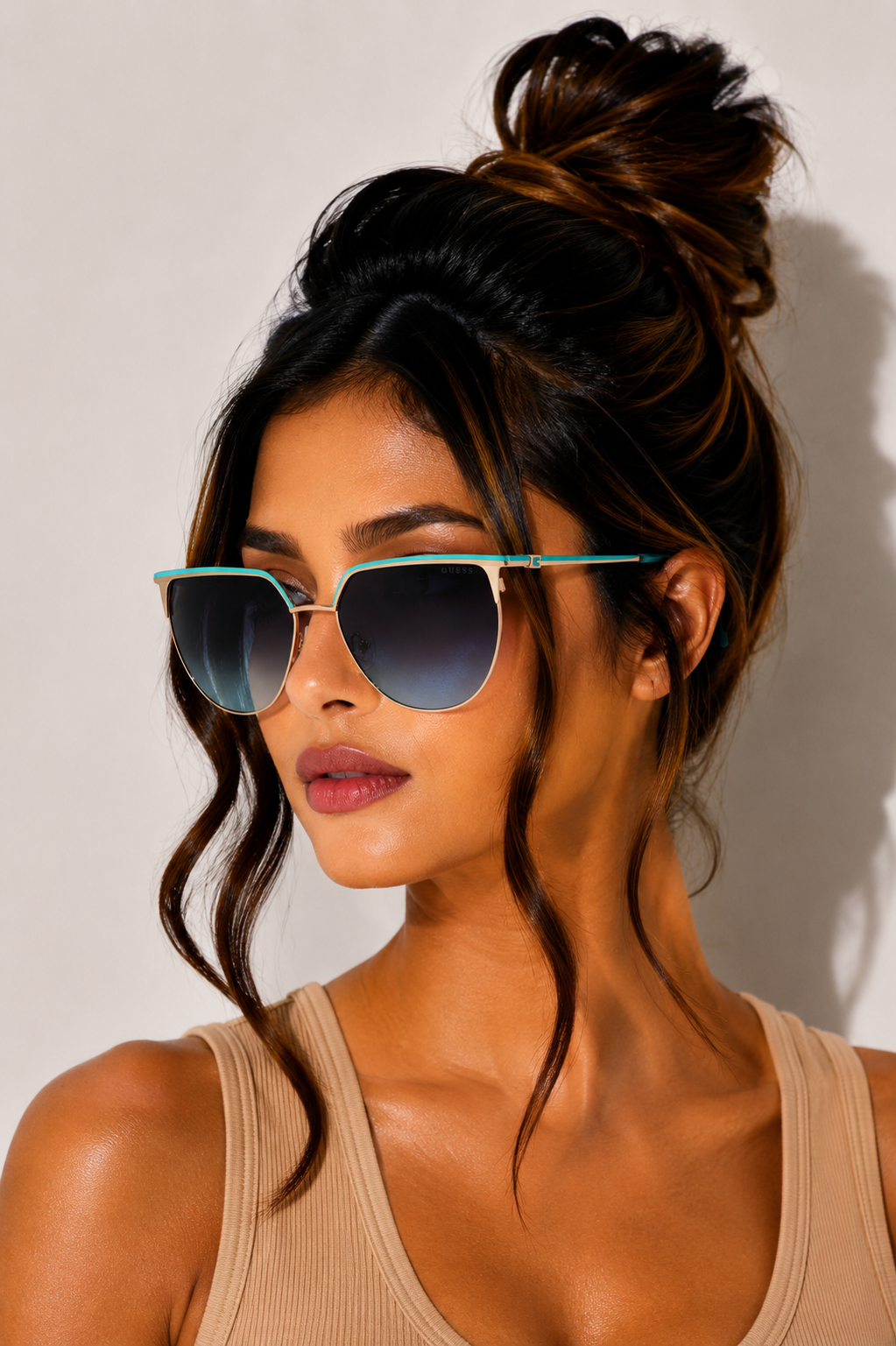 Дамски слънчеви очила Guess Women Sunglasses GU00132 92W Model View