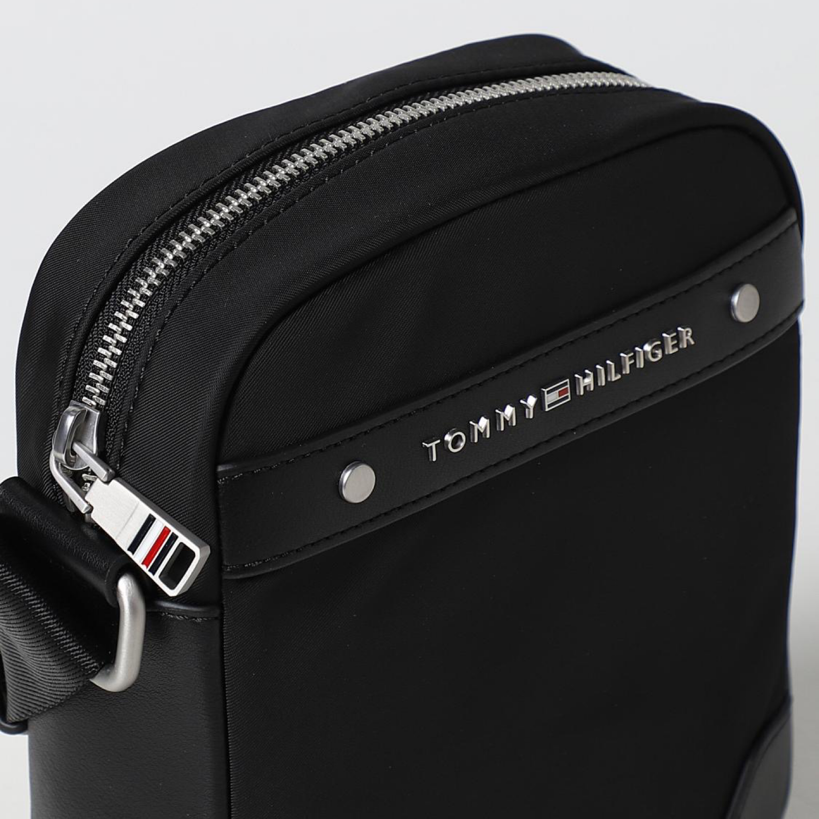 Мъжка чанта Tommy Hilfiger Men Crossbody Bag AM0AM11303 Close-Up