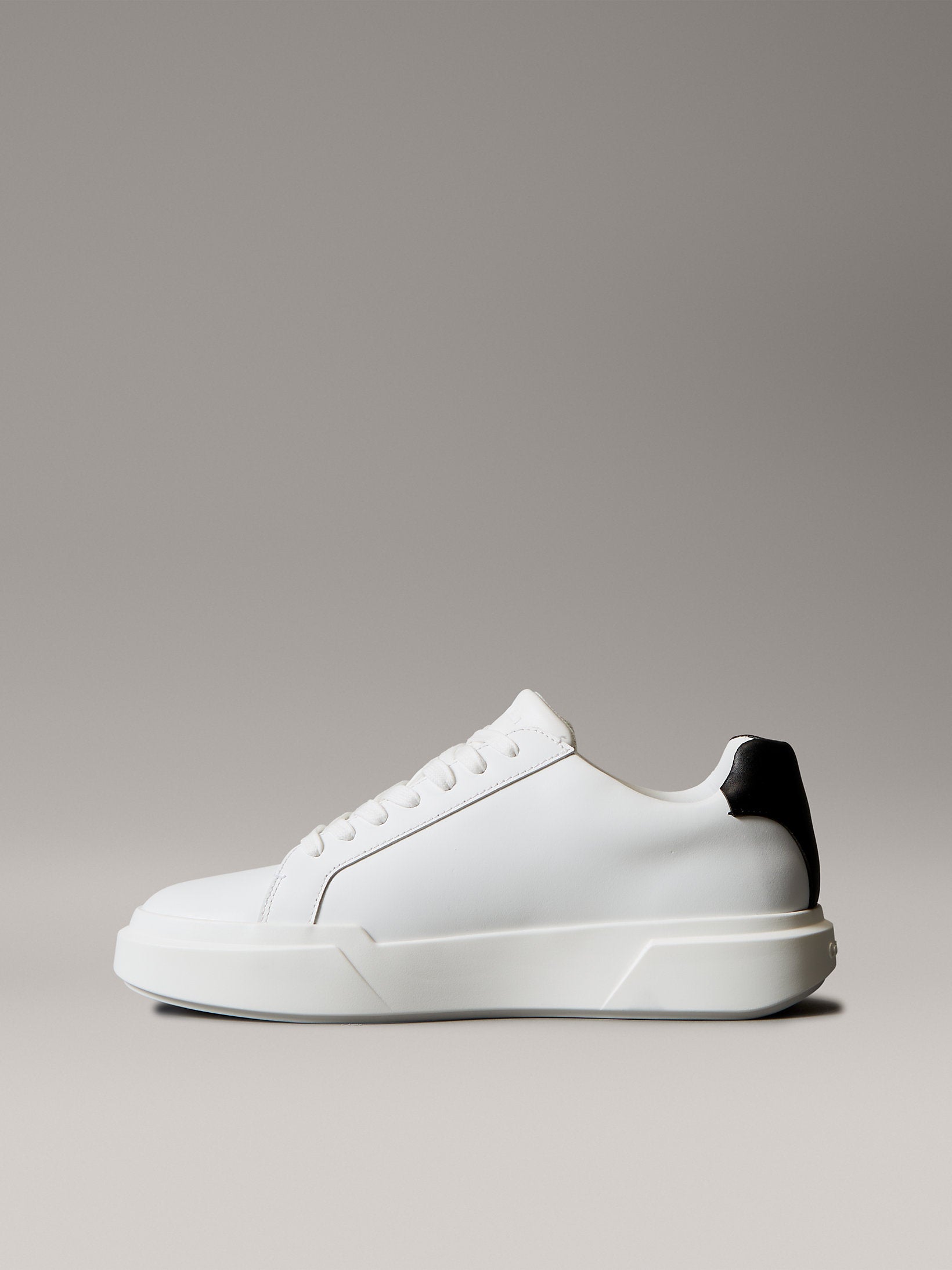 Мъжки кецове Men’s sneakers Calvin Klein YM0YM0134401W White medial view