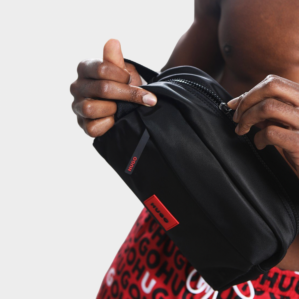 Мъжка чанта Hugo Men Cosmetic Bag 50549012 001 Hand View