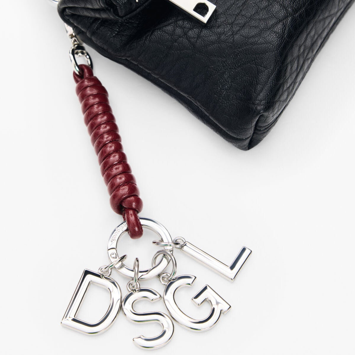 Дамско портмоне Desigual women’s clutch wallet 26WAYP03 2000 Close-up 