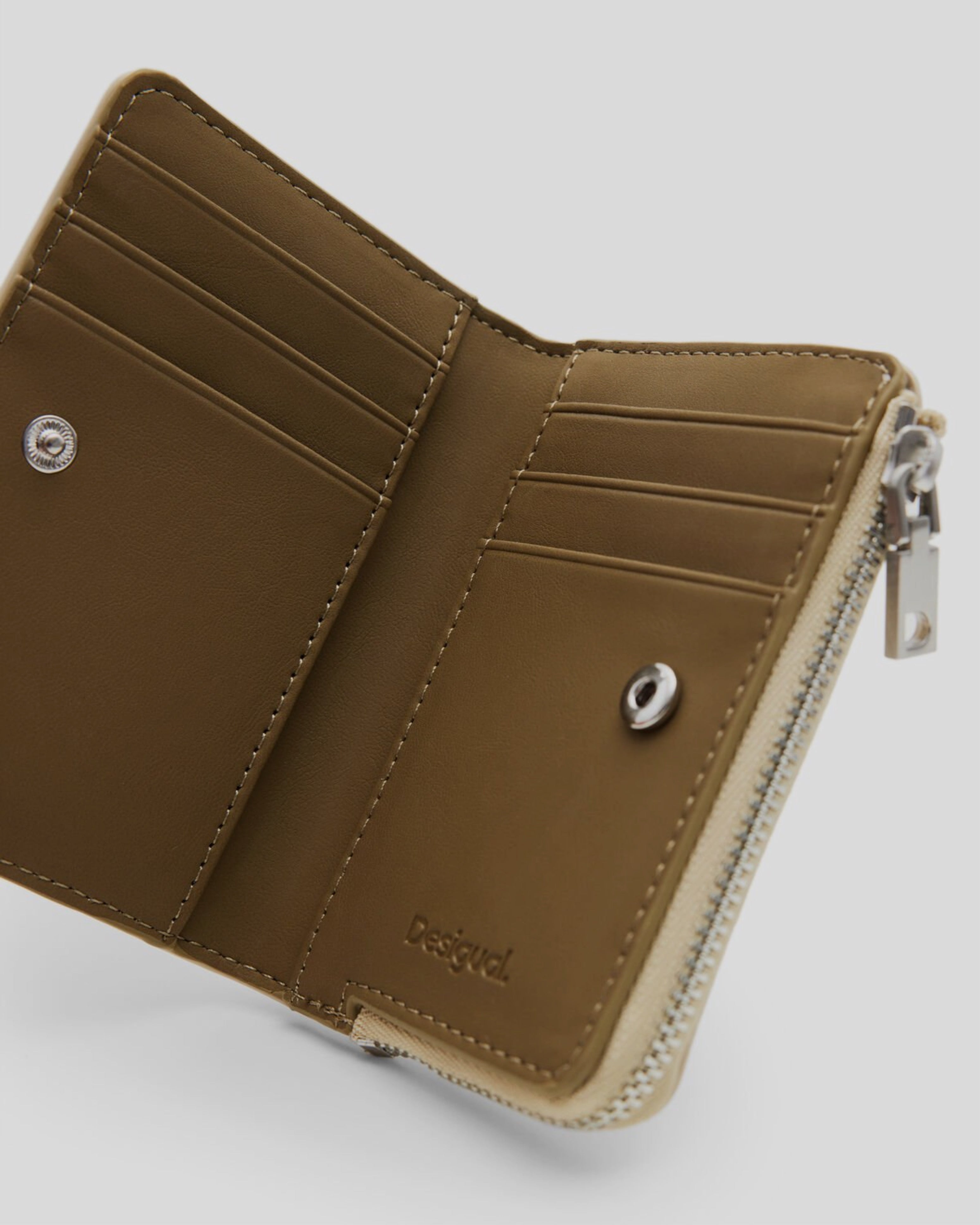 Дамски портфейли в бежово Women’s wallet Desigual 24SAYP04 1008U Beige