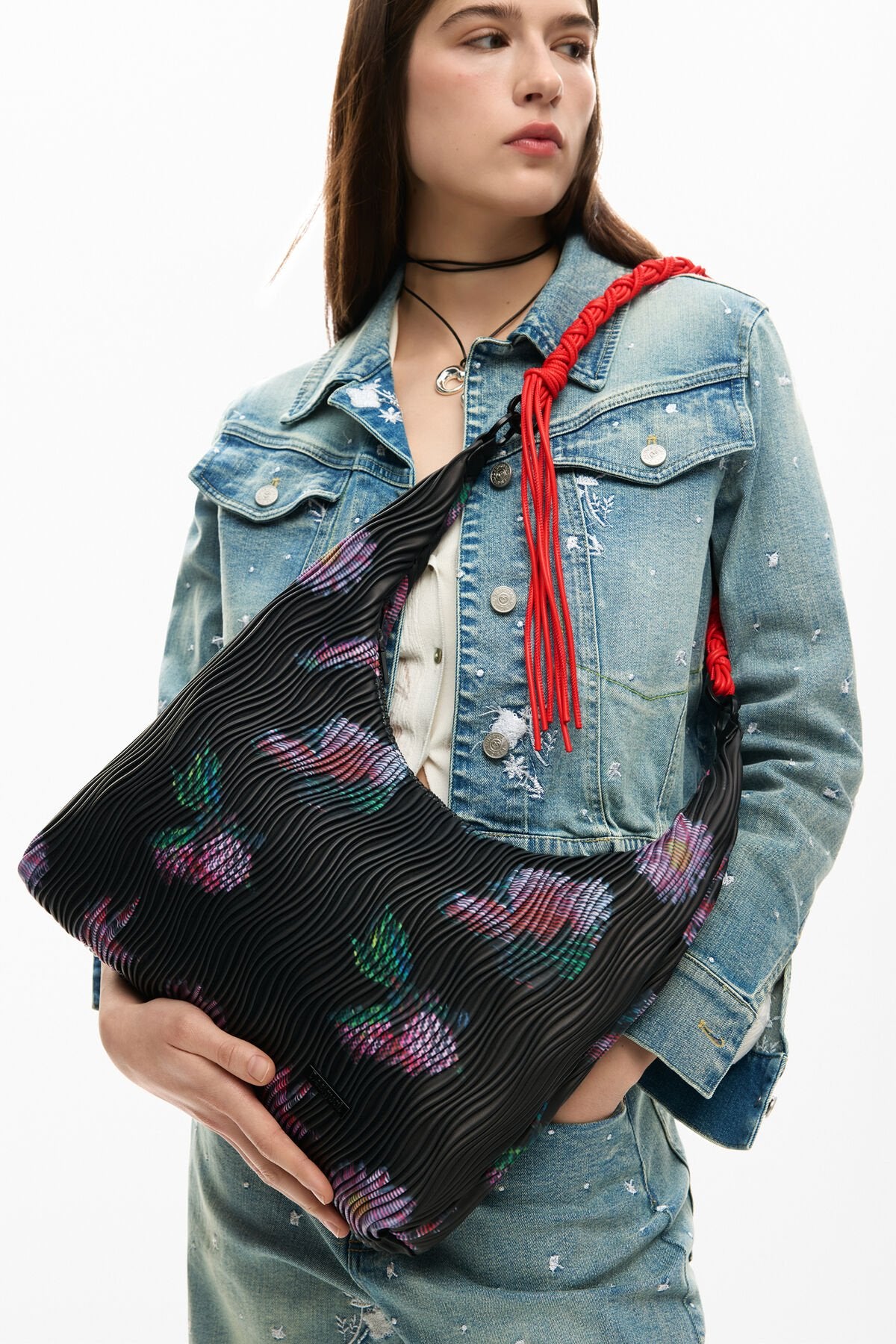 Дамска чанта Medium oval-shaped shoulder bag
26SAXP57 2000 Black lifestyle view 2