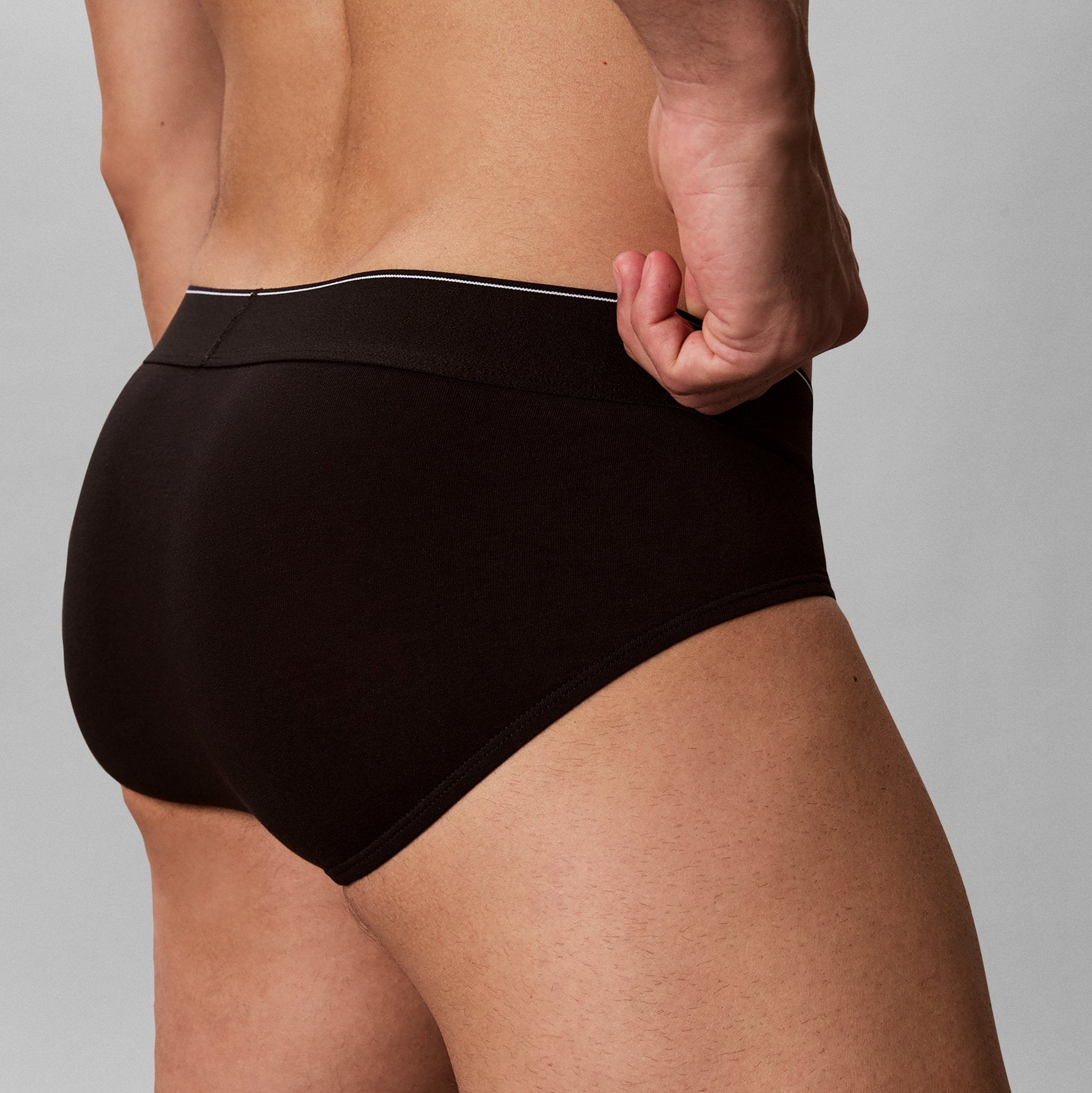 Мъжки слипове Men’s briefs Calvin Klein 3-pack
LV00NB4471 UB1 Black lifestyle back view