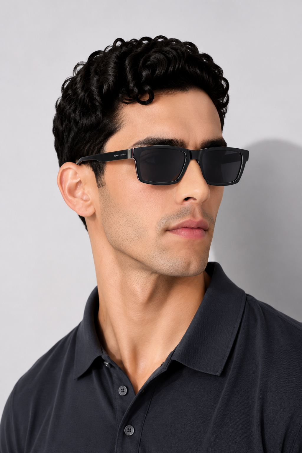 Мъжки слънчеви очила Men’s sunglasses Tommy Hilfiger TH 2309/S 55PJPIR Dark Blue lifestyle view