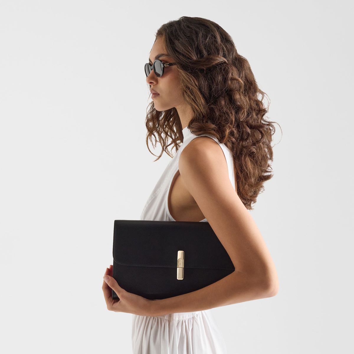 Women’s clutch bag Furla Iride WE00913_ARE000_1007_O6000 Nero lifestyle view