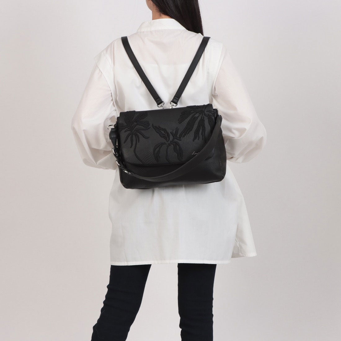 Дамска чанта раница Women’s handbag and rucksack Desigual 26SAKP31 2000 Black lifestyle view