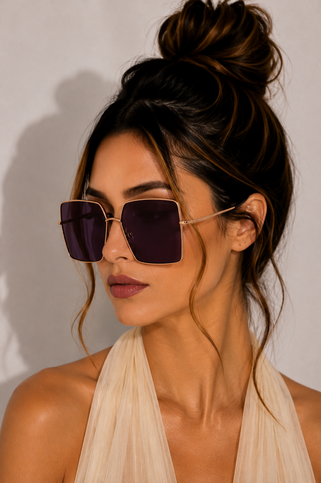 Дамски слънчеви очила Women’s metal sunglasses Trussardi TSW3010 04A Golden with Purple lenses lifestyle view