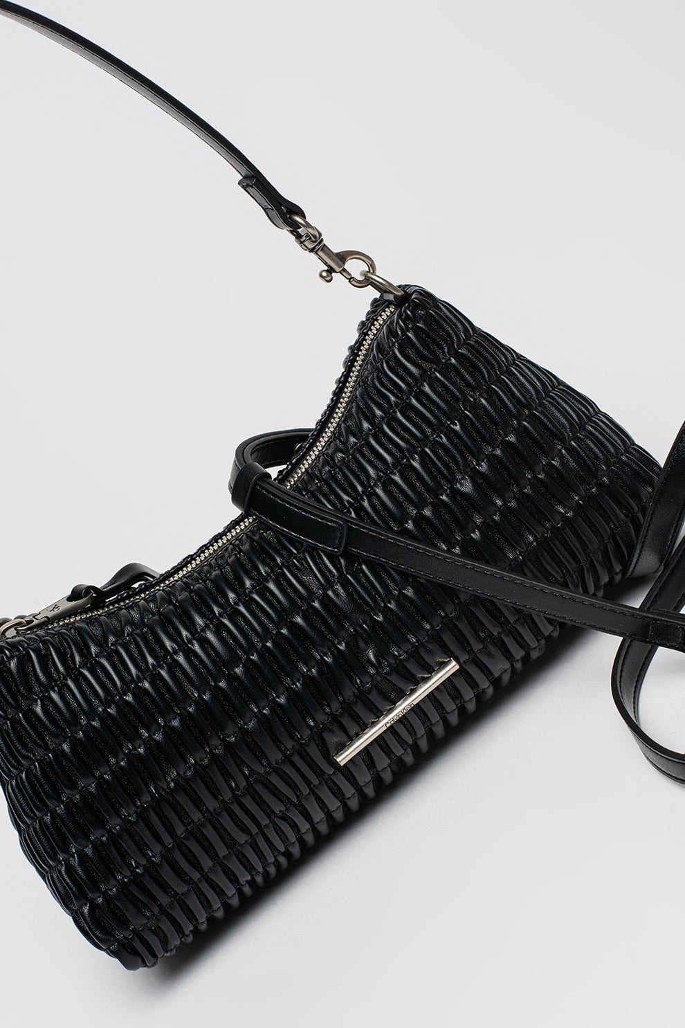 Дамска чанта за рамо Women’s shoulder bag Calvin Klein LV04K3088G UB1 close up view