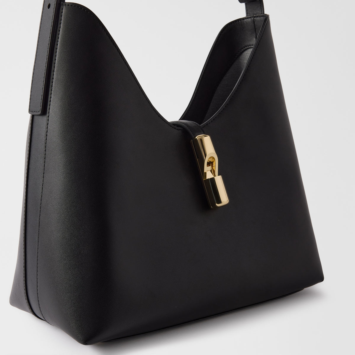 Women’s shoulder bag Furla Goccia M
SKU: WB01499_BX3104_1007 O6000 Black detail view