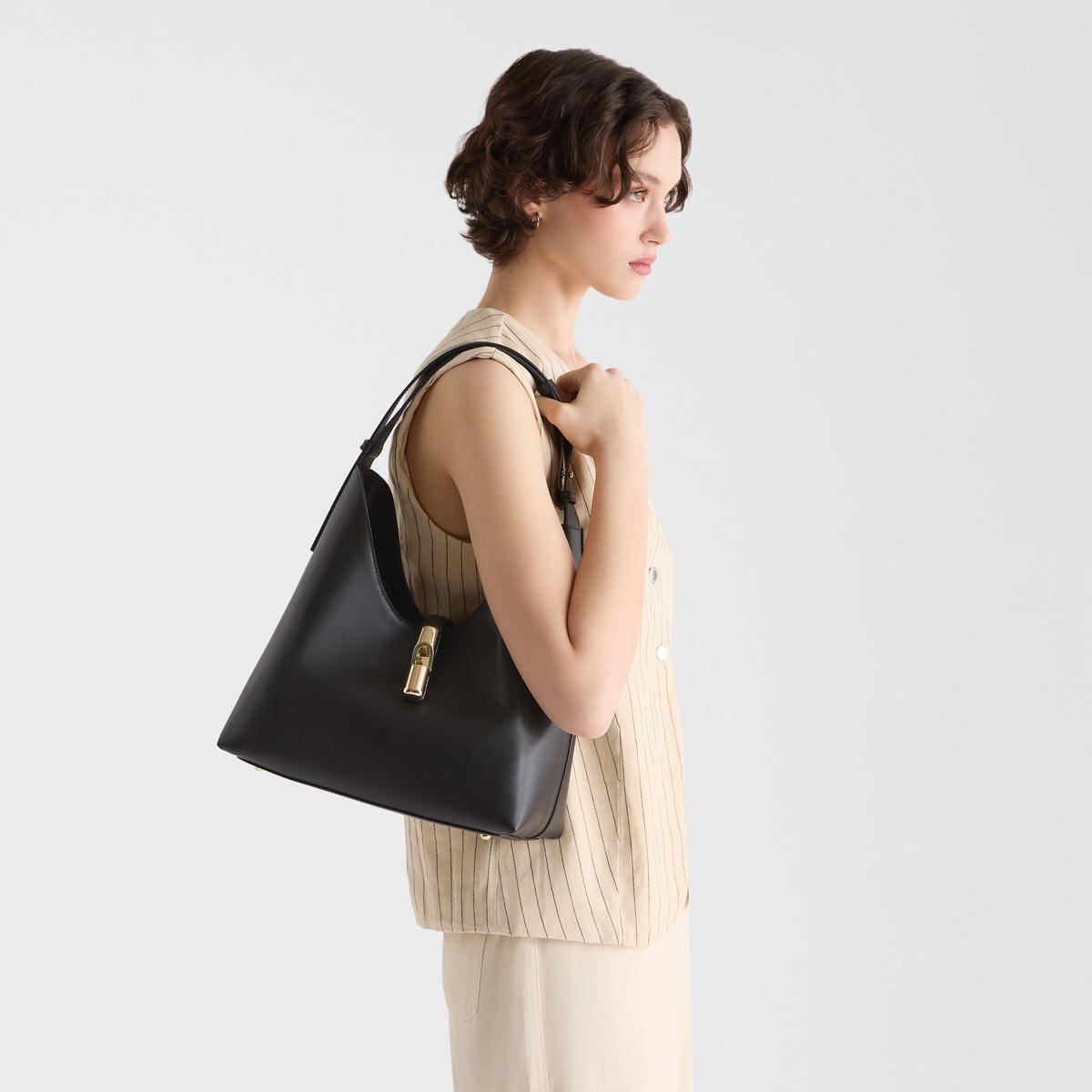 Women’s shoulder bag Furla Goccia M
SKU: WB01499_BX3104_1007 O6000 Black lifestyle view