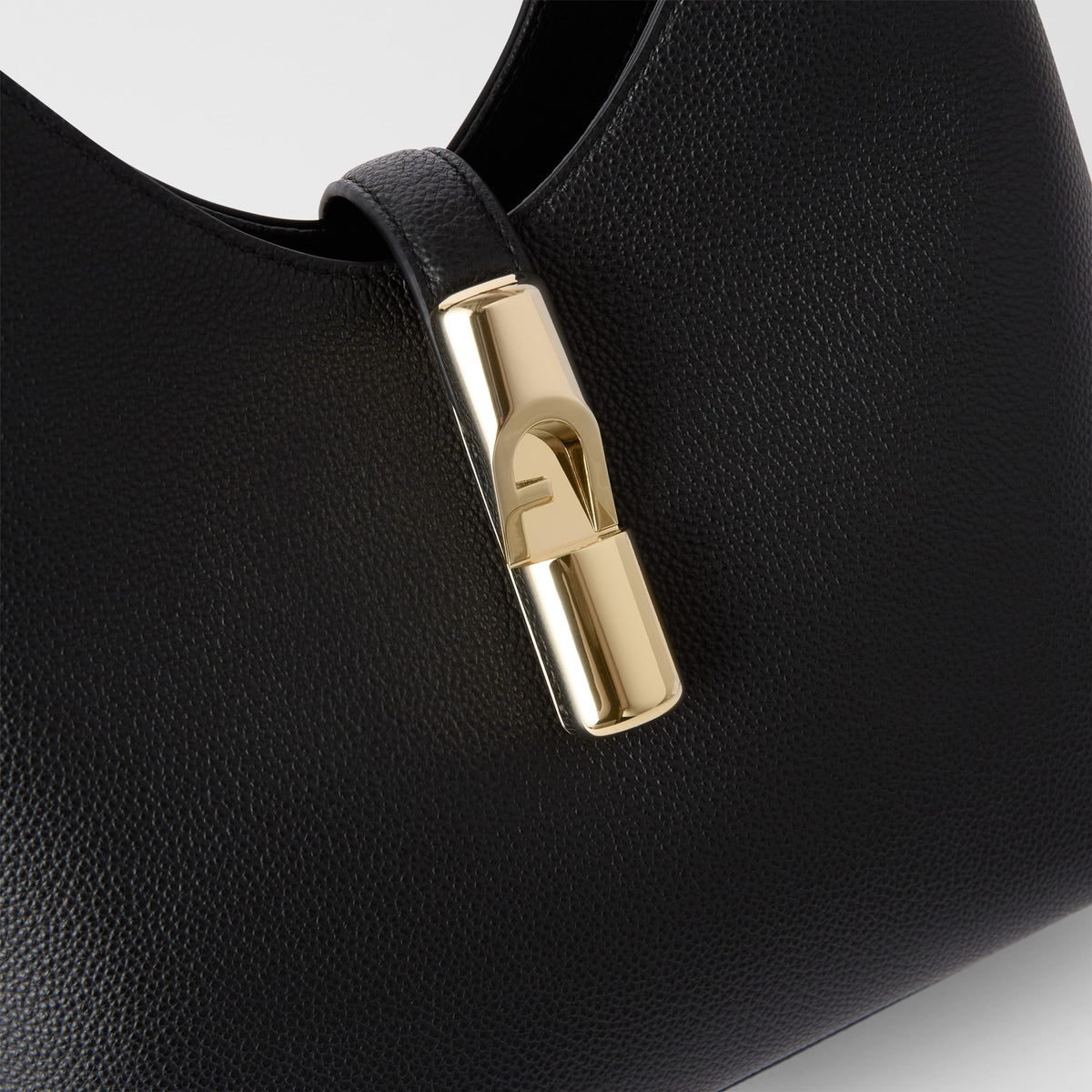 Women’s shoulder bag Furla Goccia S
WB01979_BX3353_1007_O6000 Black detail view