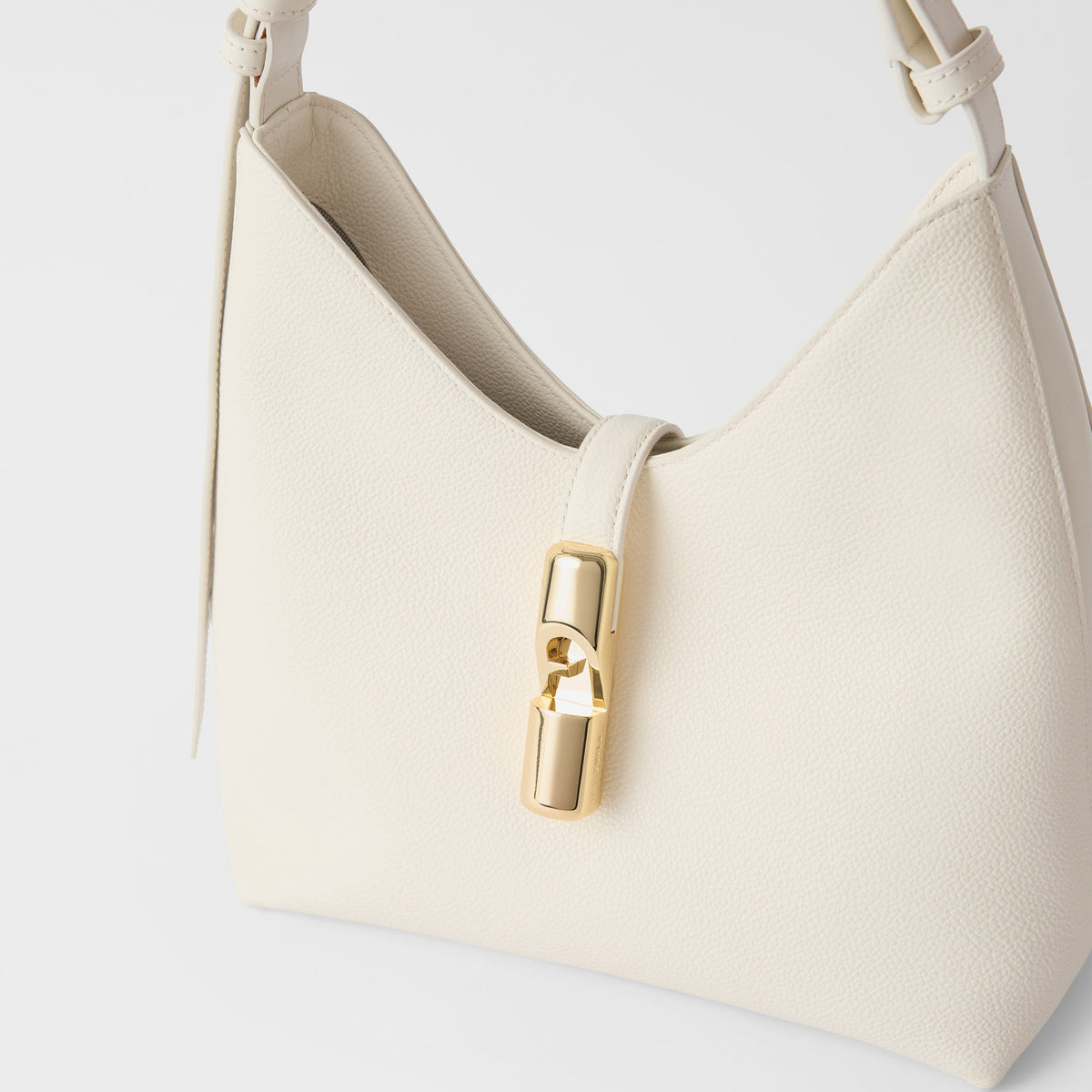 Women’s shoulder bag Furla Goccia S
WB01979_BX3353_1007_PNN00 Panna detail view