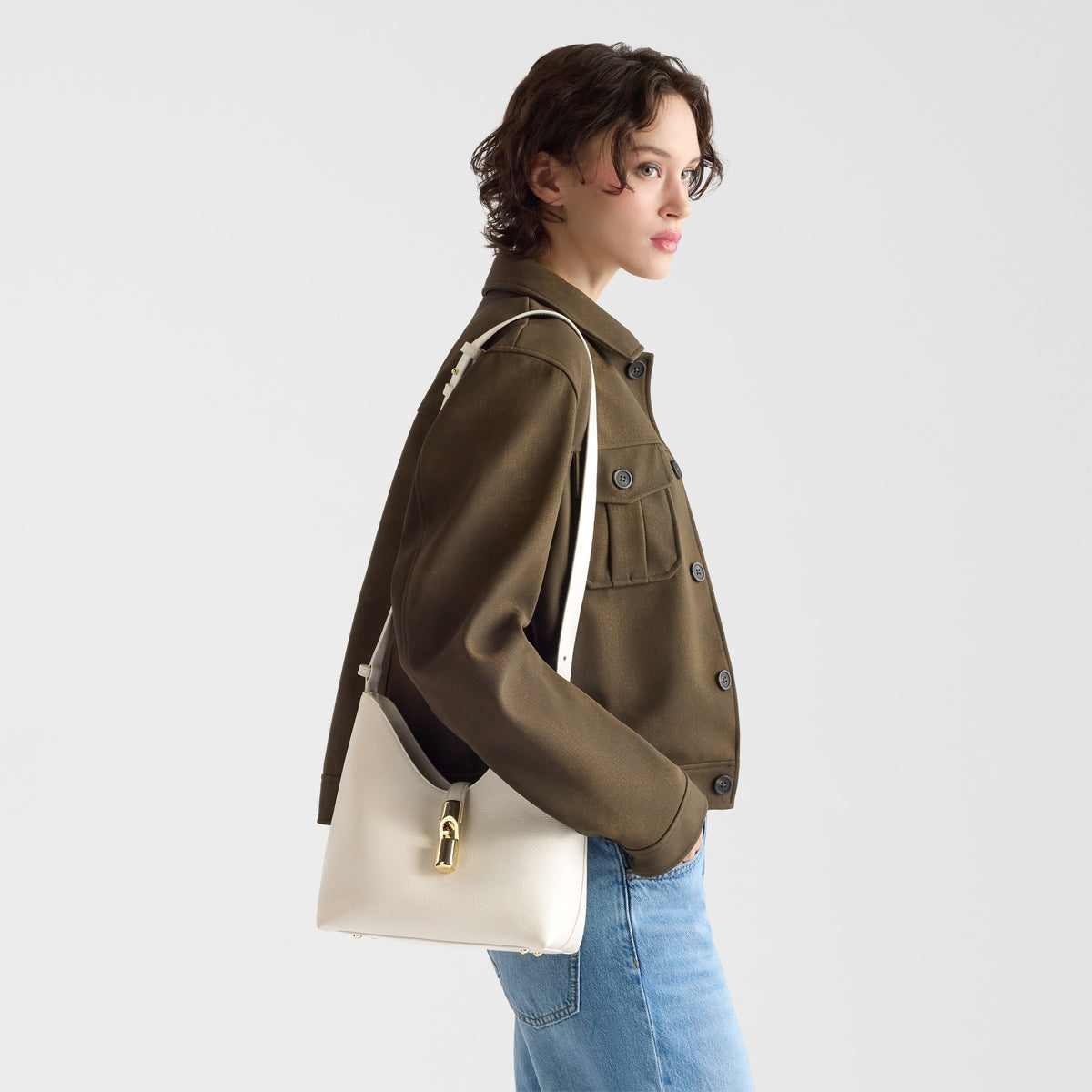 Women’s shoulder bag Furla Goccia S
WB01979_BX3353_1007_PNN00 Panna lifestyle view