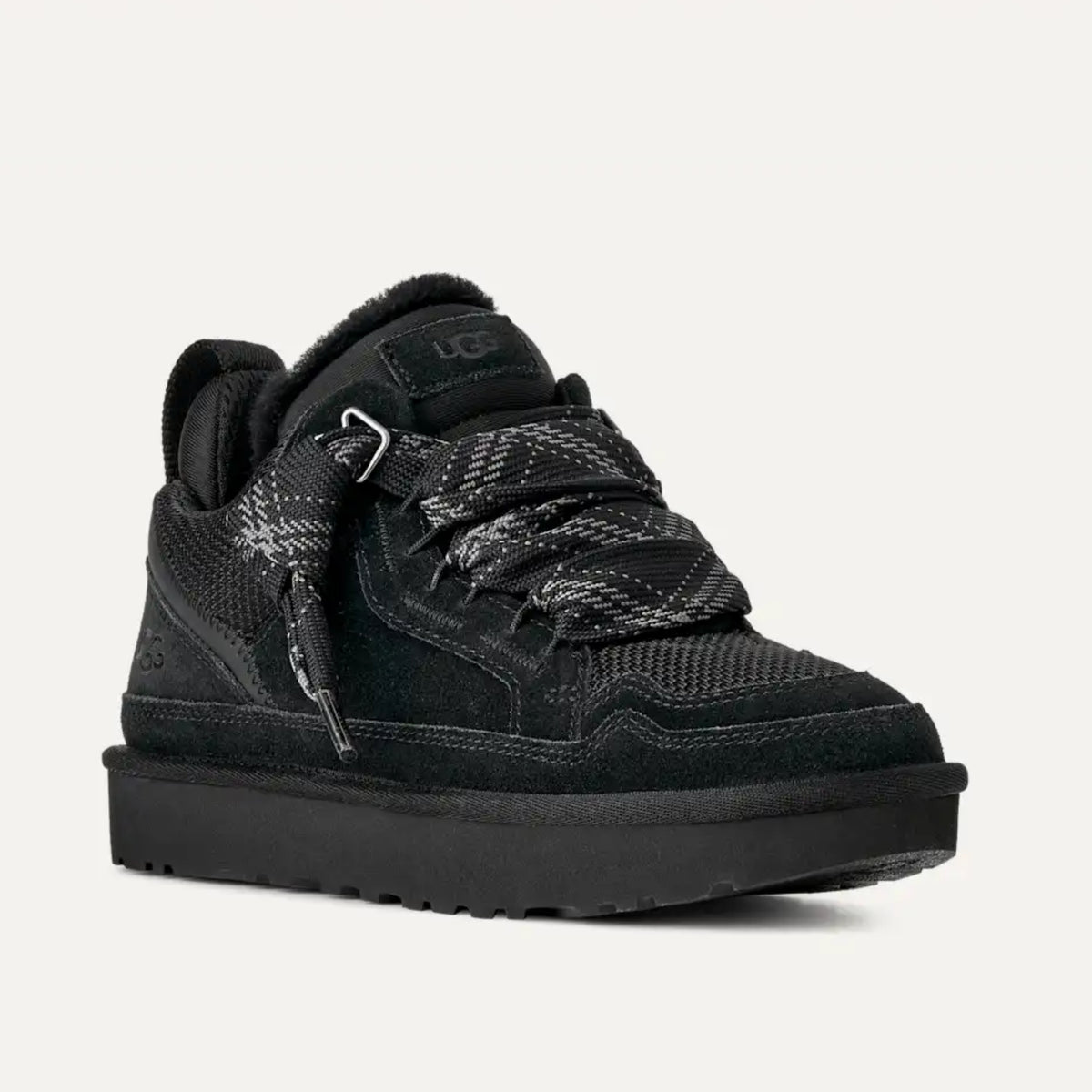 Дамски кецове UGG Lowmel 1144032 (черно) Изглед под ъгъл