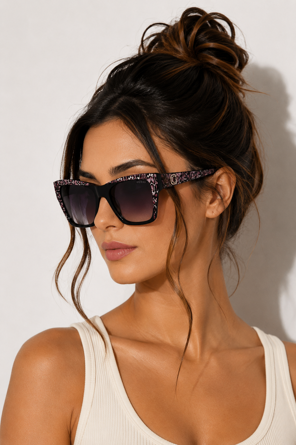 Дамски слънчеви очила Women’s sunglasses Guess GU00113 05B Black lifestyle view