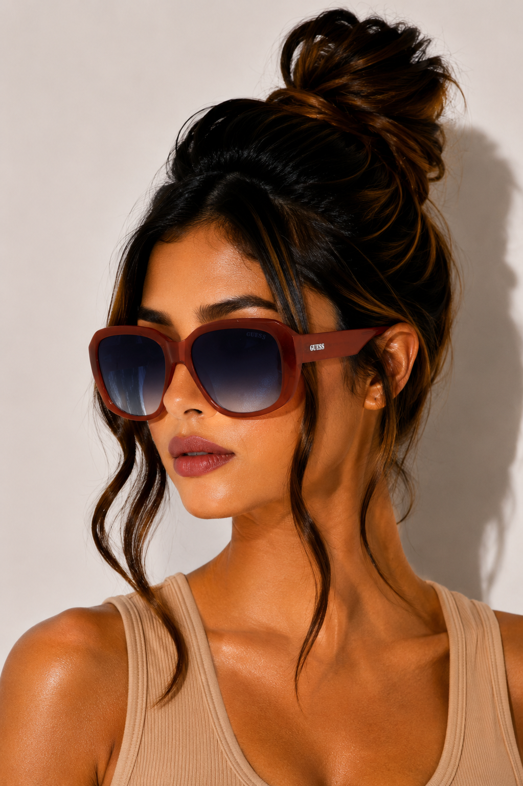 Дамски слънчеви очила Women’s sunglasses Guess GU8233 44W Copper lifestyle view