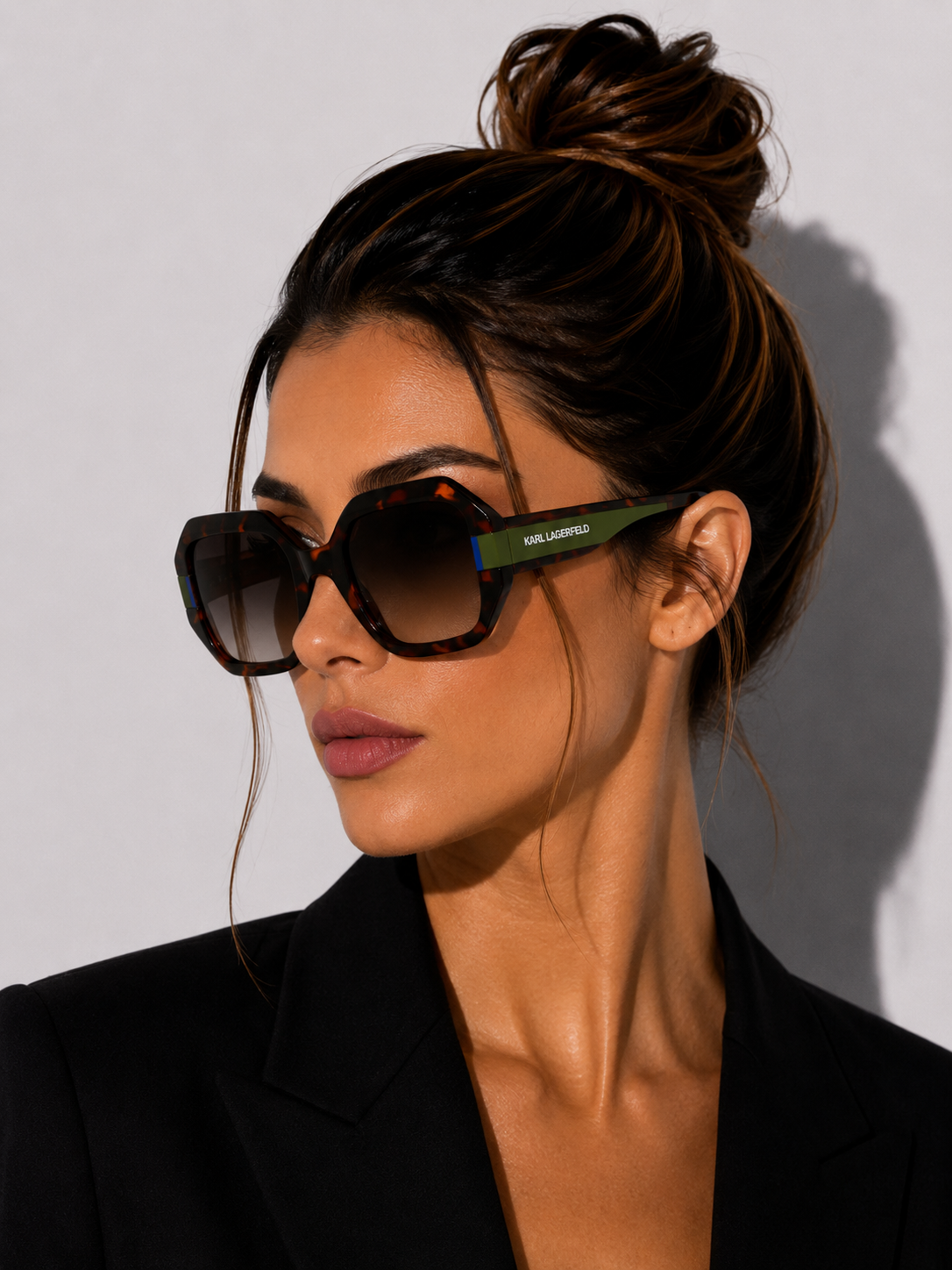 Дамски слънчеви очила Women’s sunglasses KARL LAGERFELD KL6124S 240 Dark Havana / Tortoise With Olive Green with Blue Detail lifestyle view