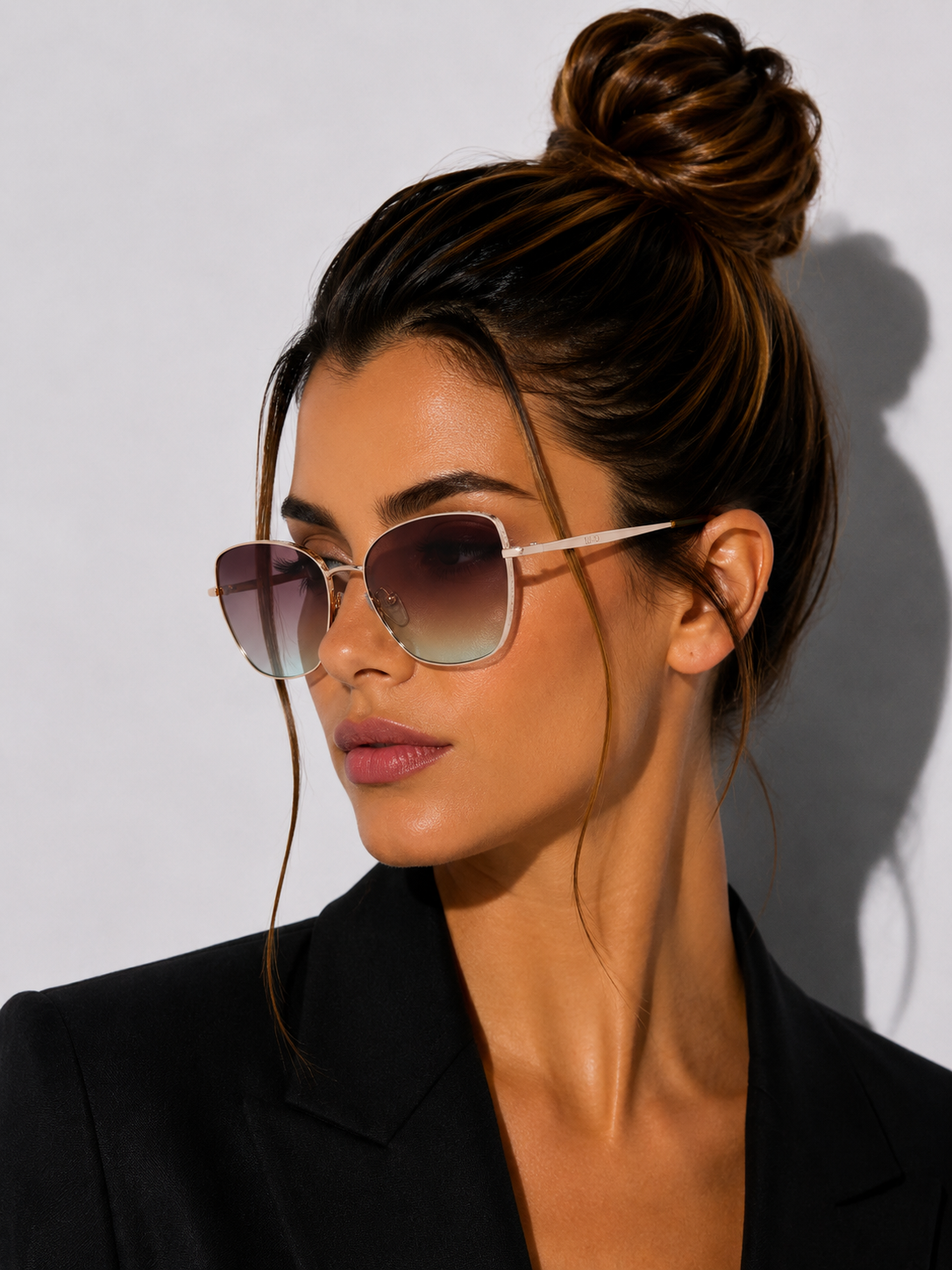 Дамски слънчеви очила Women’s sunglasses LIU JO 46591 717 Golden lifestyle view