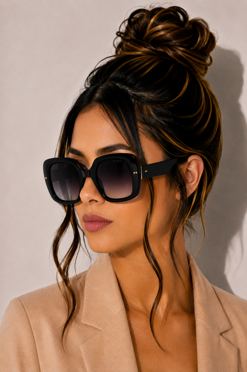 Дамски слънчеви очила Women’s sunglasses Ted Baker TB1730 001 Black lifestyle view