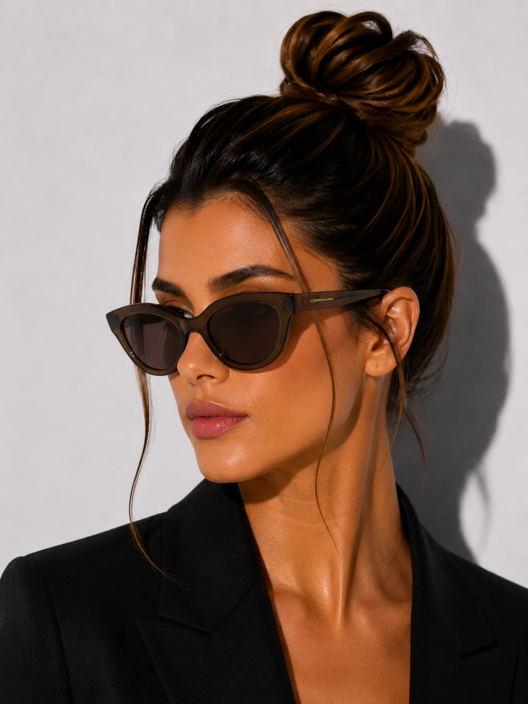 Дамски слънчеви очила Women’s sunglasses VICTORIA BECKHAM VB649S 303 Transparent Brown lifestyle view
