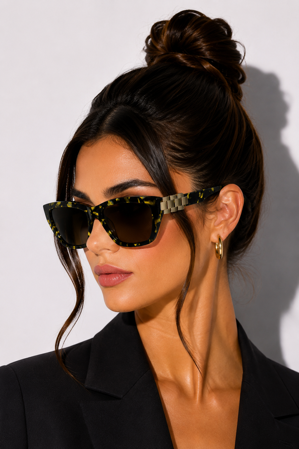 Дамски слънчеви очила Women's sunglasses VICTORIA BECKHAM VB668S 012 Black Yellow Havana lifestyle view