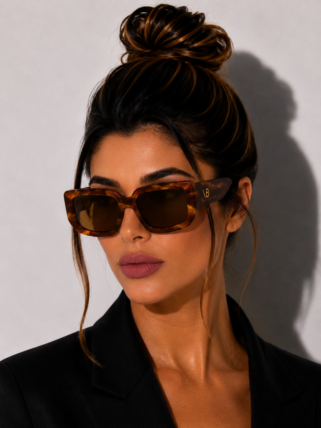 Дамски слънчеви очила Women’s sunglasses VICTORIA BECKHAM VB670S 223 Brown lifestyle view