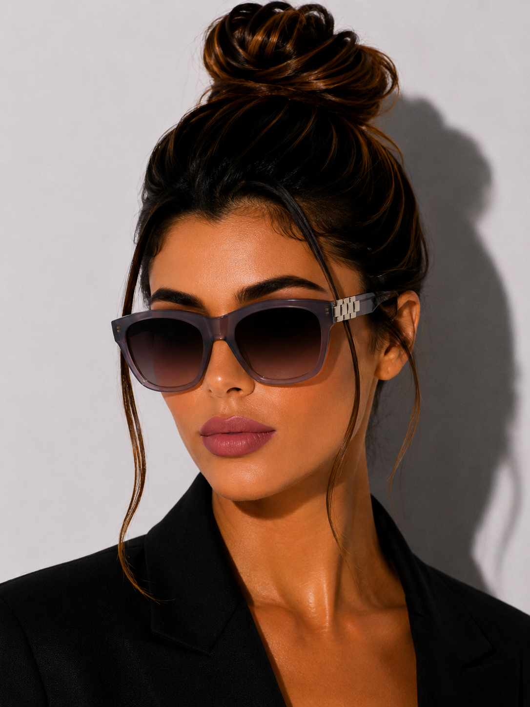 Дамски слънчеви очила Women’s sunglasses VICTORIA BECKHAM VB675S 039 Transparent Smoke Gradient lifestyle view