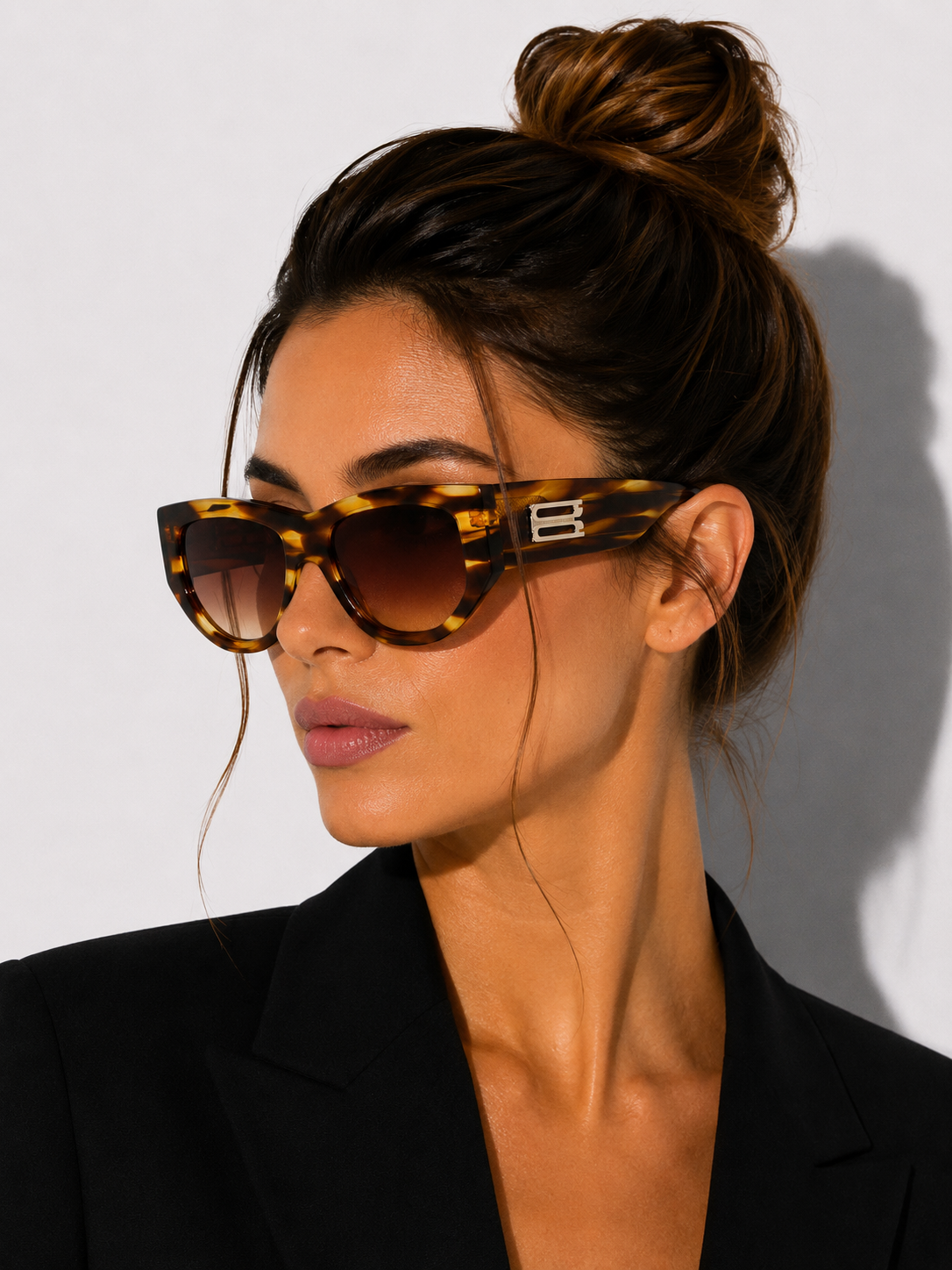 Дамски слънчеви очила Women’s sunglasses VICTORIA BECKHAM VB676S 224 Honey Havana lifestyle view