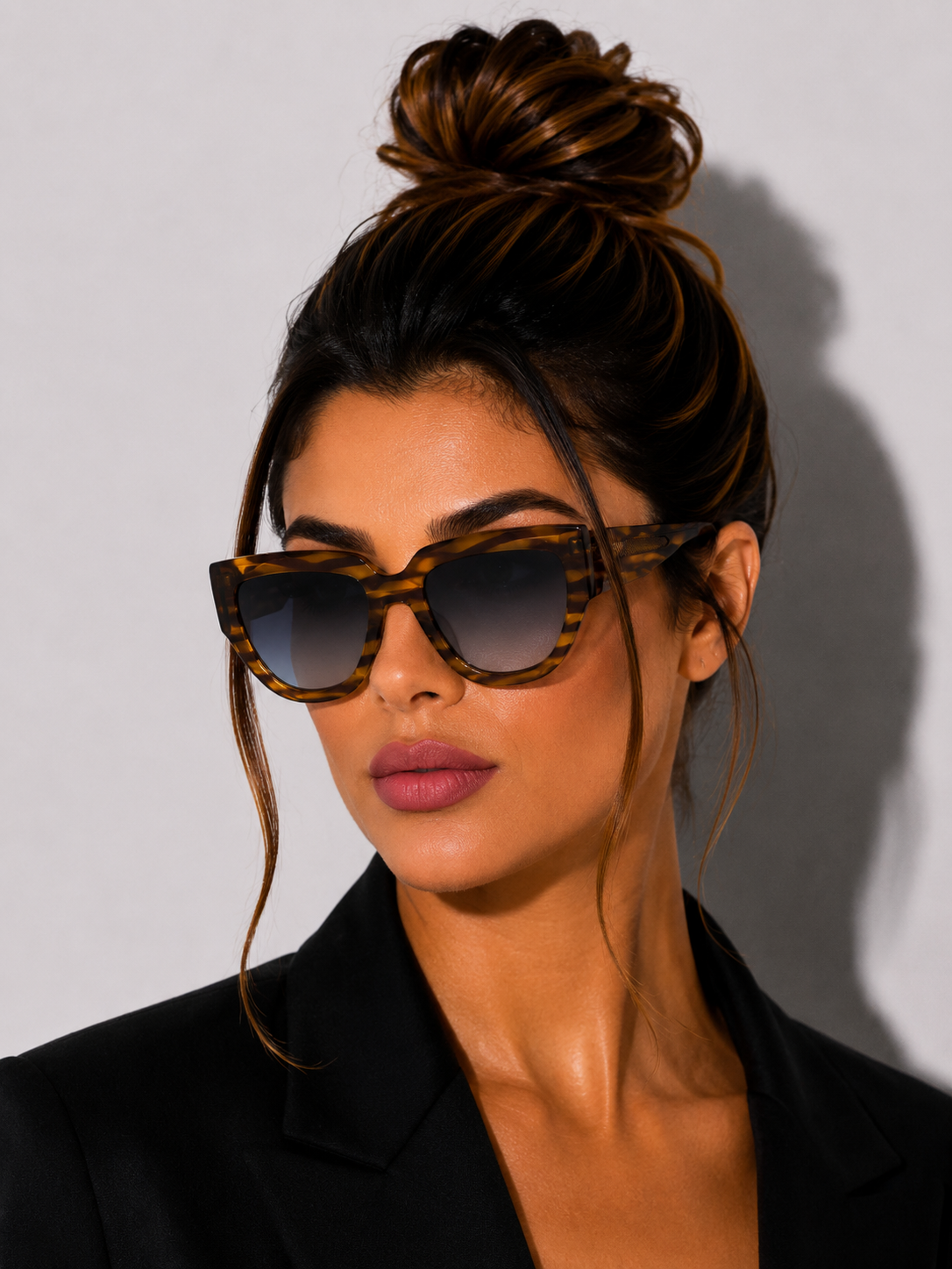 Дамски слънчеви очила Women’s sunglasses VICTORIA BECKHAM VB679S 224 Brown lifestyle view