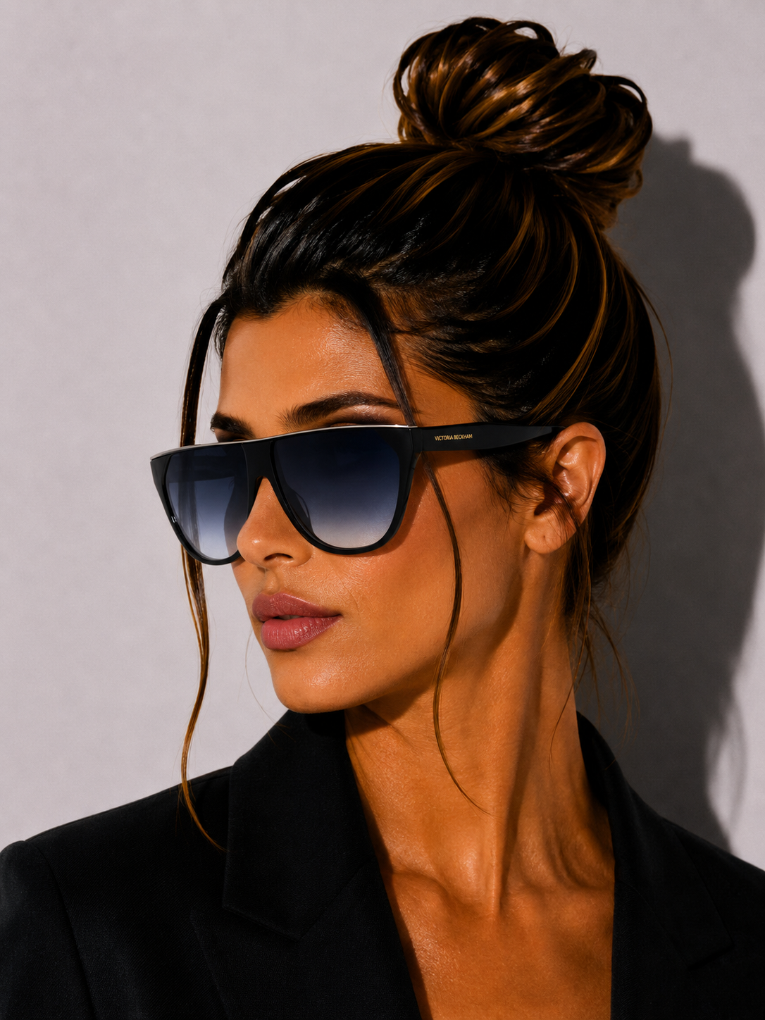 Дамски слънчеви очила Women’s sunglasses VICTORIA BECKHAM VB682S 001 Black lifestyle view