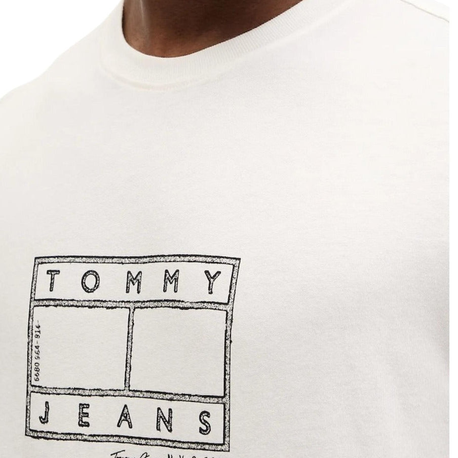 Мъжка бяла тениска Tommy Hilfiger Jeans Men T-shirt DM0DM22317 YBH Close-Up